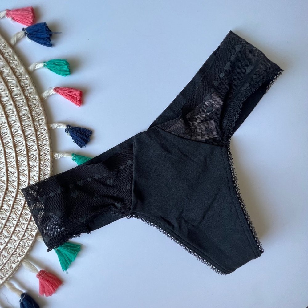 Victoria's Secret Lace-Trim No-Show Thong Panty Black with Hearts Small NEW